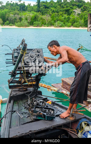 3 mai 2018 - L'archipel de Myeik, Myanmar. Fixation du moteur d'un bateau de pêcheur Banque D'Images