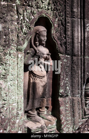 Siem Reap au Cambodge, la sculpture de l'Apsara sur le mur de la porte d'entrée du 12ème siècle temple de Ta Som Banque D'Images