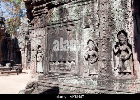 Siem Reap au Cambodge, les sculptures sur les murs d'un bâtiment du 12e siècle du temple de Ta Som Banque D'Images