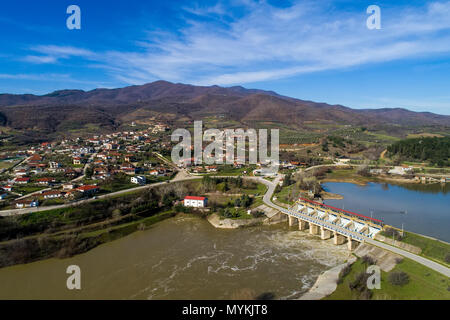 Vue aérienne du lac artificiel Kerkini et rivière Strymon El Capistan Dtape avec barrage de la Grèce du Nord Banque D'Images