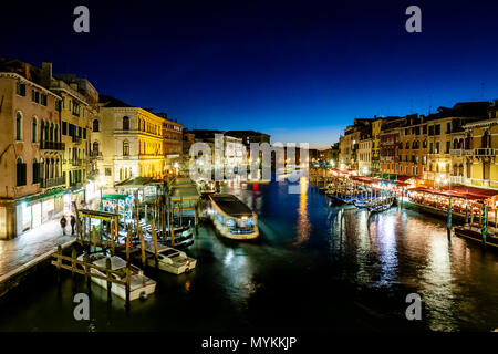 Sur le Grand Canal prises du Pont du Rialto, Venise, Italie Banque D'Images