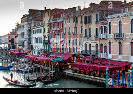 Hôtels et restaurants le long du Grand Canal, Venise, Italie Banque D'Images