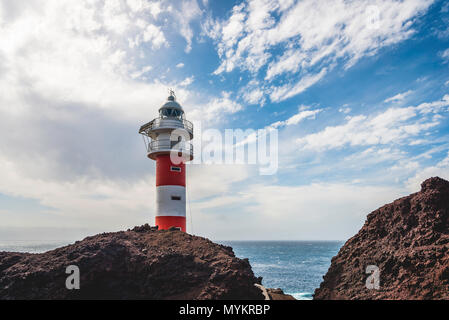 Côte Rocheuse avec phare Punta de Teno, Tenerife, Canaries, Espagne Banque D'Images