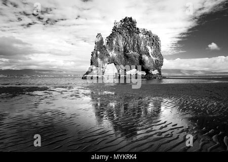 Hvitserkur rock formation à marée basse, monochrome, Péninsule de Vatnsnes Vatnsnes, Europe, vestra, au nord-ouest de l'Islande, Islande Banque D'Images