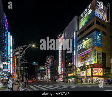 Belle vue de la nuit de Chuo Dori dans le quartier de Ueno de Tokyo, Japon Banque D'Images