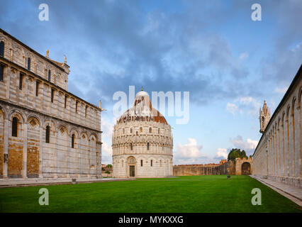 Piazza dei Miracoli connu sous le nom de la Piazza del Duomo, un centre important de l'art médiéval européen et du célèbre site du patrimoine mondial de l'UNESCO avec la cathédrale de Pise Banque D'Images