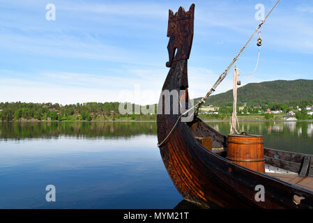 Akkerhaugen, Norvège - 20 mai 2018 : Documentaire de voyage de la vie quotidienne et le lieu. Le roi Olav Haraldsson, plus tard St Olav, chef à l'avant d'une réplique Banque D'Images