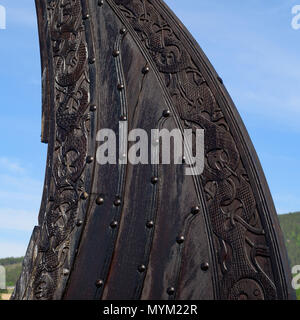Akkerhaugen, Norvège - 20 mai 2018 : Documentaire de voyage de la vie quotidienne et le lieu. Ornements sculptés sur la poupe d'une réplique de la célèbre shi Viking Banque D'Images