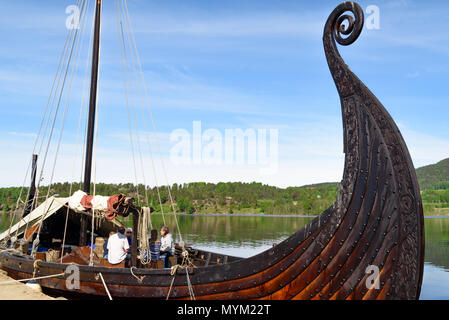 Akkerhaugen, Norvège - 20 mai 2018 : Documentaire de voyage de la vie quotidienne et le lieu. Prendre le petit-déjeuner de l'équipage à bord d'une réplique du célèbre navire Viking Asa. Banque D'Images