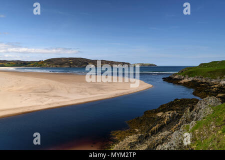 Où l'Naver rencontre la mer. River Naver et Torrisdale Beach près de Bettyhill à Sutherland, de l'Écosse. 23 Mai 2018 Banque D'Images