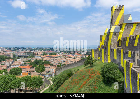 Une vue sur les toits de Carcassonne, vu de la Cité de Carcassonne, département français de l'Aude, l'Occitanie, région de France. Banque D'Images