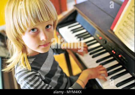 Cute little boy playing piano électrique Banque D'Images