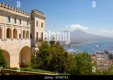 Vue sur le port et sur le Vésuve depuis jardins du monastère Certosa di San Martino, Naples, Campanie, Italie, Europe Banque D'Images