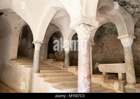 Escalier souterrain par le cloître de l'abbaye bénédictine de SS Trinita qui abrite des moines bénédictins de l'Ordo Cavensis, Corpo di Cava Banque D'Images