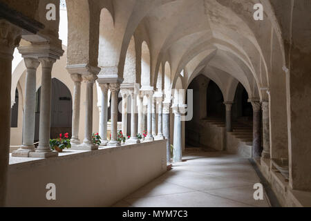 Le cloître roman du 13e siècle de l'abbaye bénédictine de SS Trinita qui abrite des moines bénédictins de l'Ordo Cavensis, Corpo di Cava Banque D'Images