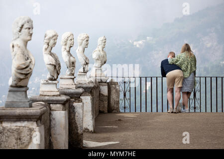 Bustes en marbre dans les jardins de la Villa Cimbrone, Ravello, Côte Amalfitaine, Campanie, Italie, Europe Banque D'Images