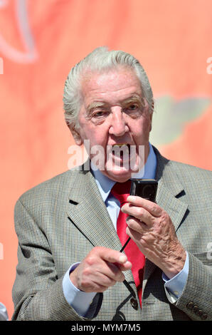 Dennis Skinner MP (ex : du travail) Bolsover miner, s'exprimant lors de la retraite des mineurs britanniques Rallye de campagne à Westminster, le 6 juin 2018 Banque D'Images