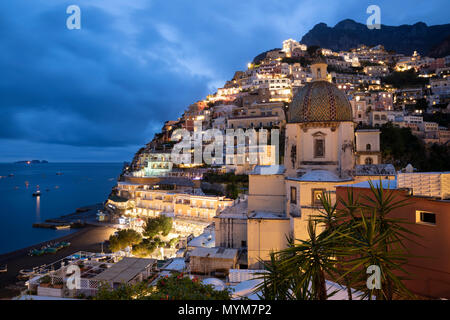 Vue sur le resort de Positano, au crépuscule, Positano, Côte Amalfitaine, Campanie, Italie, Europe Banque D'Images