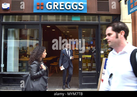 Une succursale de sandwichs, plats à emporter, café et les boulangers Greggs sur Eastcheap dans la ville de Londres. Banque D'Images