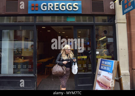 Une succursale de sandwichs, plats à emporter, café et les boulangers Greggs sur Eastcheap dans la ville de Londres. Banque D'Images