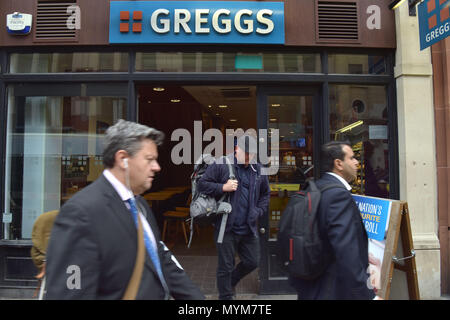 Une succursale de sandwichs, plats à emporter, café et les boulangers Greggs sur Eastcheap dans la ville de Londres. Banque D'Images