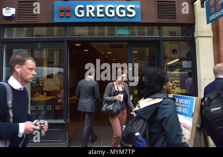 Une succursale de sandwichs, plats à emporter, café et les boulangers Greggs sur Eastcheap dans la ville de Londres. Banque D'Images