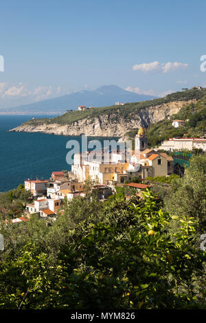 Sur la ville de Marina della Lobra sur la péninsule de Sorrente, avec le Vésuve en distance, la Côte Amalfitaine, Campanie, Italie, Europe Banque D'Images