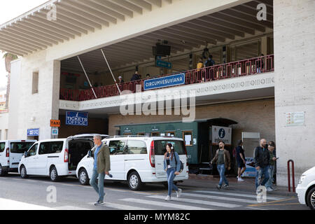 L'avant de la gare de Sorrento, Sorrente, Côte Amalfitaine, Campanie, Italie, Europe Banque D'Images