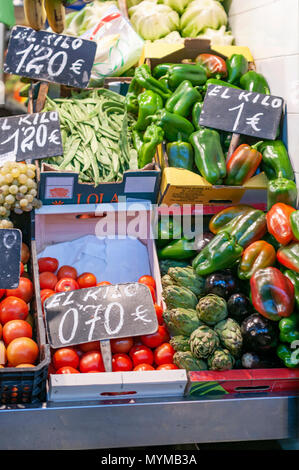 Une sélection colorée de légumes frais sur un marché espagnol stall Banque D'Images