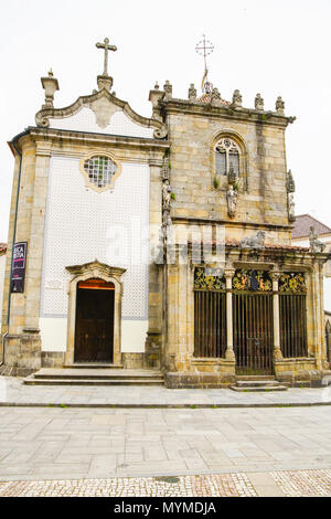 L'église de Sao Joao do Souto (à gauche) et la chapelle des Coimbras (droite), Braga, Portugal. Banque D'Images