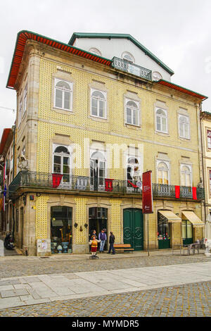 Vue sur la rue de la vieille ville de Braga, Portugal. Banque D'Images