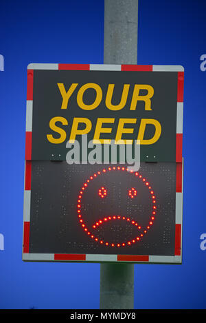 Panneau d'avertissement de vitesse numérique montrant visage triste en passant les pilotes sont au-dessus de la limite de vitesse bramhope leeds united kingdom Banque D'Images