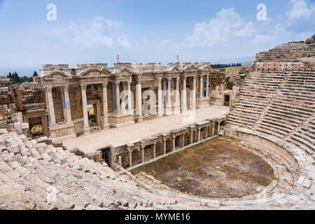 L'amphithéâtre grec à Hiérapolis, près de Pamukkale et inTurkey colonnade de l'ancien théâtre Banque D'Images