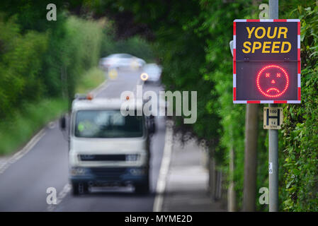 Panneau d'avertissement de vitesse numérique montrant visage triste en passant les pilotes sont au-dessus de la limite de vitesse bramhope leeds united kingdom Banque D'Images