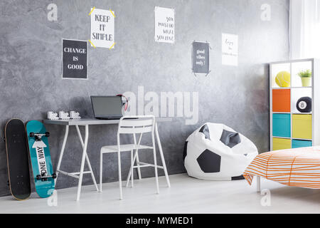 Shot of a Teenage prix intérieur avec un lieu de travail et de chambre à coucher Banque D'Images