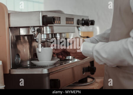 Close up de mains d'hommes que l'utilisation du moteur-café Banque D'Images