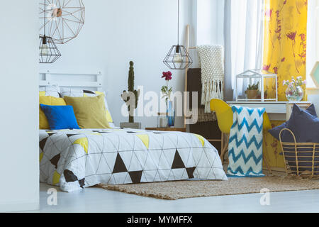 Chambre unique, d'inspiration pop jaune de couleur et d'accessoires de mode Banque D'Images