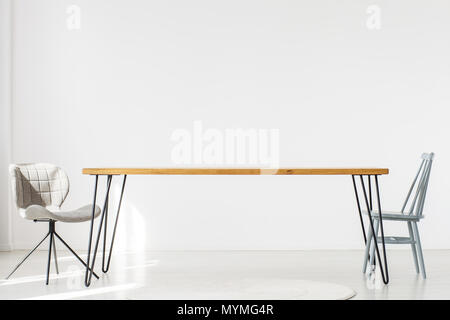 Copie espace de mur vide dans la salle à manger avec grande table et chaises de différentes Banque D'Images