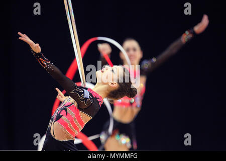 Fédération Internationale de Gymnastique de Visa (FIG) - L'équipe de Grèce à effectuer avec le ruban et Hoop pendant que le groupe de femmes qualification olympique finale rythmique à l'O2 Arena de Londres le 18 janvier 2012 --- Image par © Paul Cunningham Banque D'Images