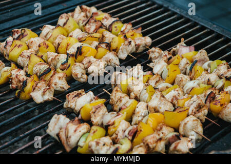 Close-up de la viande avec du poivre ou paprika en brochettes grillés sur une grille sur les braises Banque D'Images