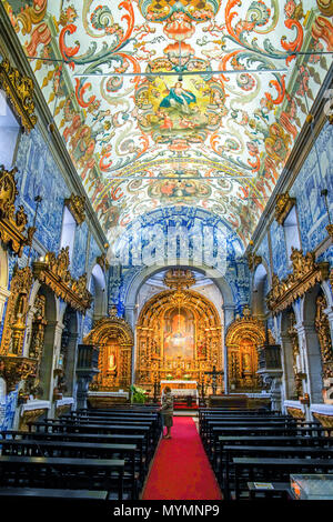 L'intérieur coloré de l'église de Misericordia à Viana do Castelo, Portugal. Banque D'Images