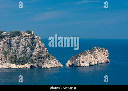 Les falaises rocheuses dans la Cala La Granadella et El descubridor island, Javea, Costa Blanca, Alicante province, Espagne Banque D'Images