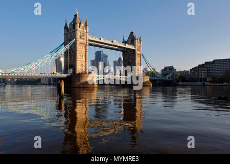 Tower Bridge Londres, photographiés au petit matin peu après le lever du soleil sur une journée encore très Banque D'Images