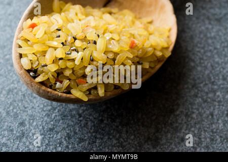 Matières premières non cuites avec du riz boulgour Chia Seeds en cuillère en bois / Boulgour pour Pilav ou Pilaf. L'alimentation biologique. Banque D'Images