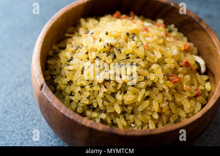 Matières premières non cuites avec du riz boulgour Chia Seeds dans bol en bois. / Boulgour Pilaf de Pilav ou. L'alimentation biologique. Banque D'Images