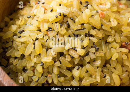 Matières premières non cuites avec du riz boulgour Chia Seeds dans bol en bois. / Boulgour Pilaf de Pilav ou. L'alimentation biologique. Banque D'Images