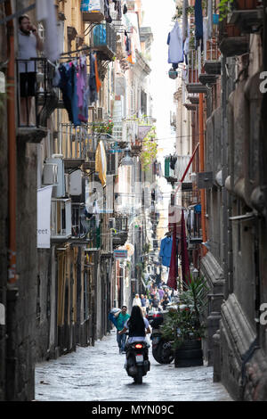 Rue étroite de la Via Atri dans le centre historique, Naples, Campanie, Italie, Europe Banque D'Images