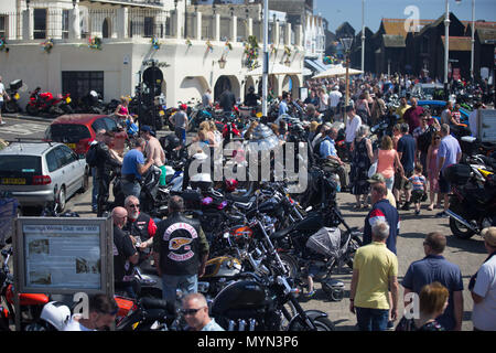 Les Motards de toute l'Europe se réunissent à Hastings nous célébrons 40 ans de la légendaire course de vélo au Mayday1066. La plus grande bretagne gratuitement pour participer au festival de moto, Mayday Bank Holiday weekend 2018 comprend : Atmosphère, voir Où : East Sussex, England, United Kingdom Quand : 07 mai 2018 Credit : Wheatley/WENN Banque D'Images