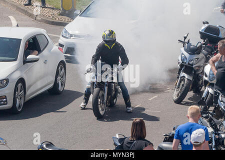 Les Motards de toute l'Europe se réunissent à Hastings nous célébrons 40 ans de la légendaire course de vélo au Mayday1066. La plus grande bretagne gratuitement pour participer au festival de moto, Mayday Bank Holiday weekend 2018 comprend : Atmosphère, voir Où : East Sussex, England, United Kingdom Quand : 07 mai 2018 Credit : Wheatley/WENN Banque D'Images