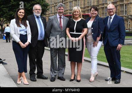 Leader du Sinn Fein Michelle O'Neill (troisième à droite) avec les députés du parti, de gauche, Orfhlaith Begley, Francie Molloy, Mickey Brady, Michelle et Paul Maskey Gildernew dans le centre de Londres, après que la Cour suprême a jugé que la Commission des droits de l'Irlande du Nord n'avait pas de statut juridique pour mettre sa contestation de la loi sur l'avortement. Banque D'Images